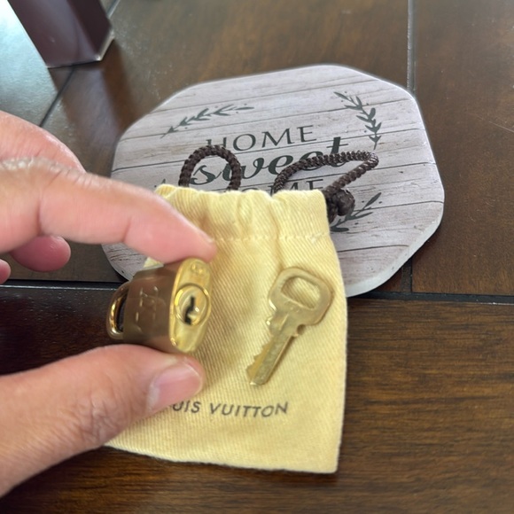 Louis Vuitton - Picture 4 of 9